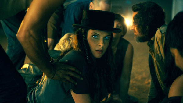 蕾贝卡弗格森在《安眠医生》饰演反派高帽萝丝，既让人害怕又有点讨喜。