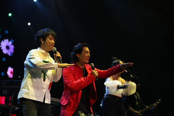阿牛（左）与任贤齐在演唱会上首唱合作新曲《嘿！我在说你呢》，把全场气氛推向高潮。