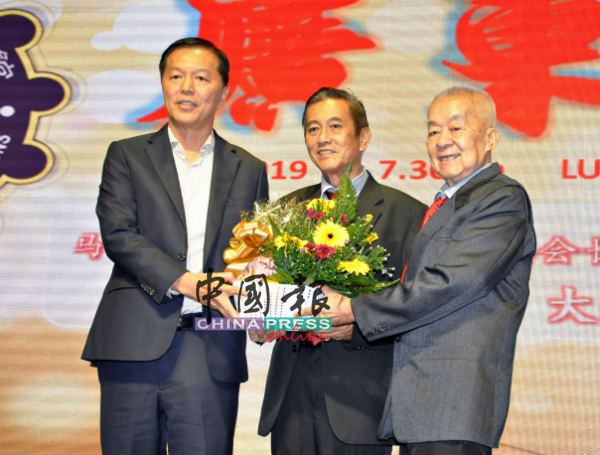 大会颁赠水果礼篮给予陈治年（左），感激他为大会主持开幕，右起为陈国璋、黄振旺。