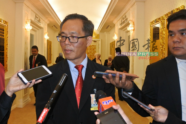 刘志良（左）在州议会走廊接受媒体访问。
