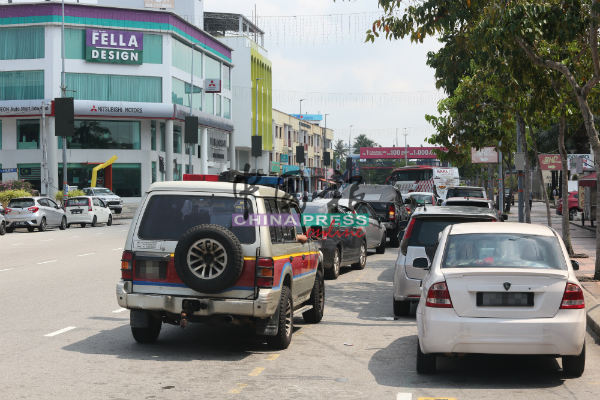 在马来西亚见惯不怪的双重泊车乱像，将影响泊在泊车格的车子无法出来，也因此导致道路缩小，引起塞车。