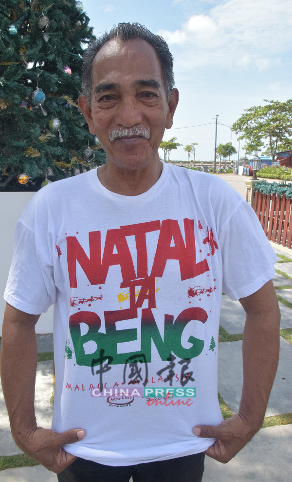 马丁穿着“NATAL TA BENG”T恤，以葡语告诉众人“圣诞树即将来临”。