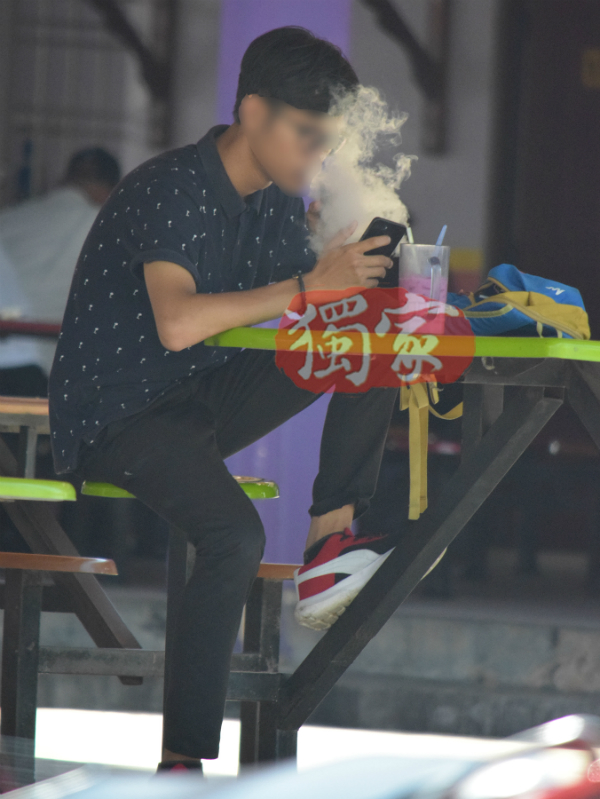 不管是香烟、电子烟或水烟，公众一律禁止在饮食范围内抽烟。不管是香烟、电子烟或水烟，公众一律禁止在饮食范围内抽烟。