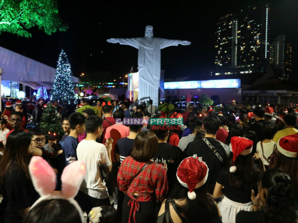 许多民众与游客在葡萄牙广场聚集，等待圣诞节倒数。