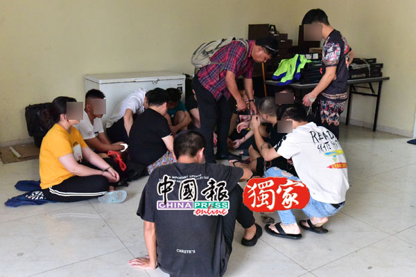 柔州警察反伤风化、肃毒及私会党取缔组突击独立式洋房，扣查11名男女。