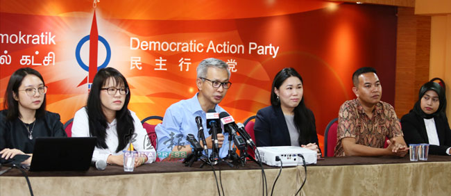 潘俭伟（左3）向媒体讲述聘请社交媒体撰写员原因；左起为嘉玛丽亚、王诗琪、黄书琪、艾德里及库拉图拉因。