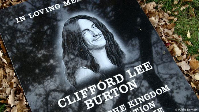 贝斯手克利夫·伯顿（Cliff Burton）1986年在巡演途中因车祸不幸去世