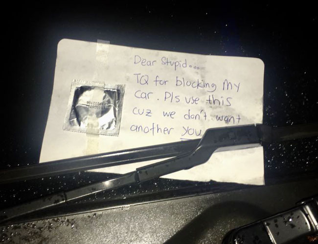 莫哈末沙菲克在双重泊车的车子挡风镜上，放了一个避孕套提醒车主“我们不想再有另一个你”。