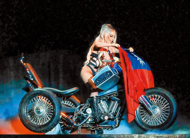 Lady Gaga在台湾办演唱会时将台湾国旗挂在舞台上。