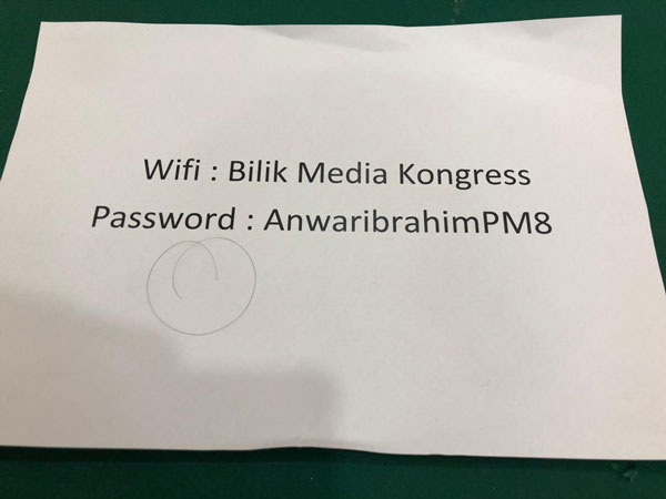 媒体室的无线网络密码为“AnwaribrahimPM8”。