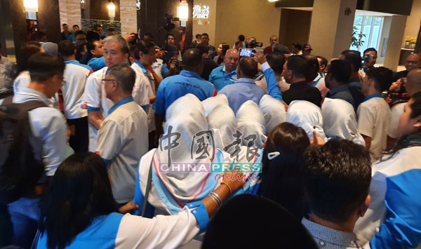 记者会结束后，支持者围着阿兹敏合照。