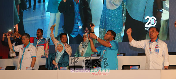 歌唱环节，领袖们一起亮起手机手电筒支持。