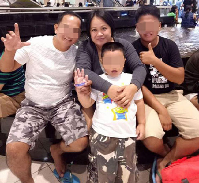 死者的丈夫及两个儿子去年到新加坡探望时，一家人开心合影。（取自面子书）