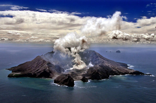 纽西兰怀特岛火山在1999年11月29日爆发的档案照。（法新社）