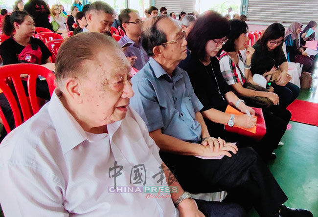 立百病毒浩劫爆发时的双溪立百新村前村长陈子成（左），也出席分享会。