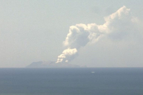 火山爆发后，大量白色烟雾窜至空中。