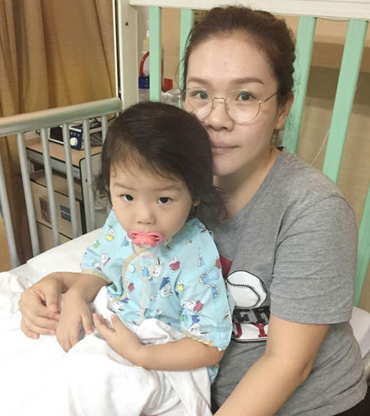 女儿发高烧，求医时4次癫痫，吓坏母亲。