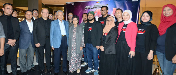 马哈迪（左4起）与西蒂哈丝玛共同出席《Ejen Ali》特别放映会，并与电影团队合影，左3起为首要媒体集团主席赛胡先及导演乌沙马。