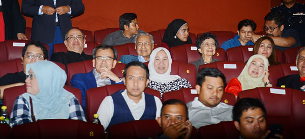 马哈迪（第三排左2起）与西蒂哈丝玛一起到电影院观赏《Ejen Ali》，左为首要媒体集团主席赛胡先。