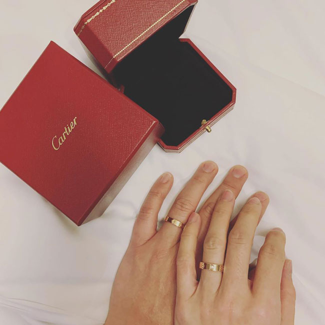 伍家辉晒出与陈依依无名指上戴着求婚戒指的照片。