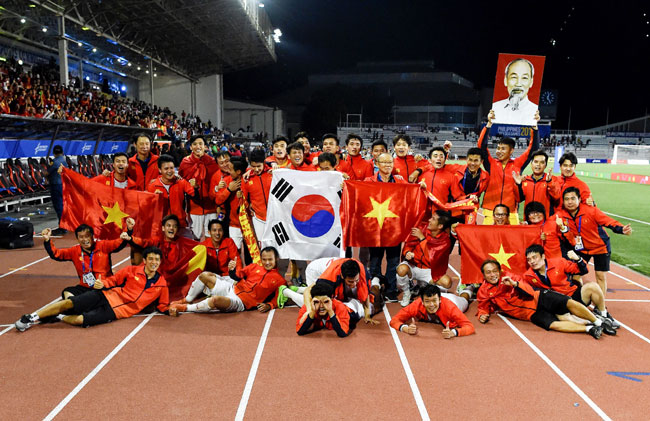 男足决赛结束后，球队展示越南和韩国国旗，越南的主教练是韩国人。