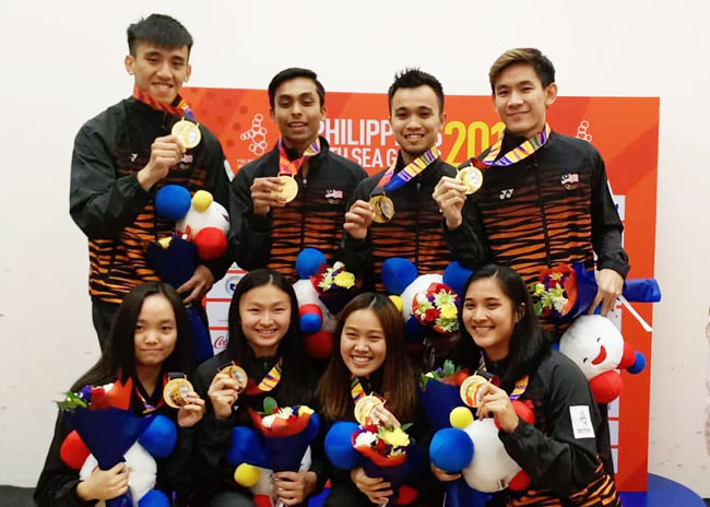 马来西亚壁球队在男、女团体赛再添2面金牌，完成了夺取4面金牌的任务，只“礼让”了没有参加的混合团体赛金牌。