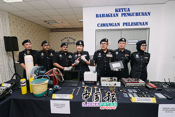 马兹兰（右3）展示警方起获的贼脏；右2起为吉隆坡刑事调查组副主任罗汉助理总监、吉隆坡副总警长拿督杨丽珠和冼都警区主任山姆哥慕迪助理总监。