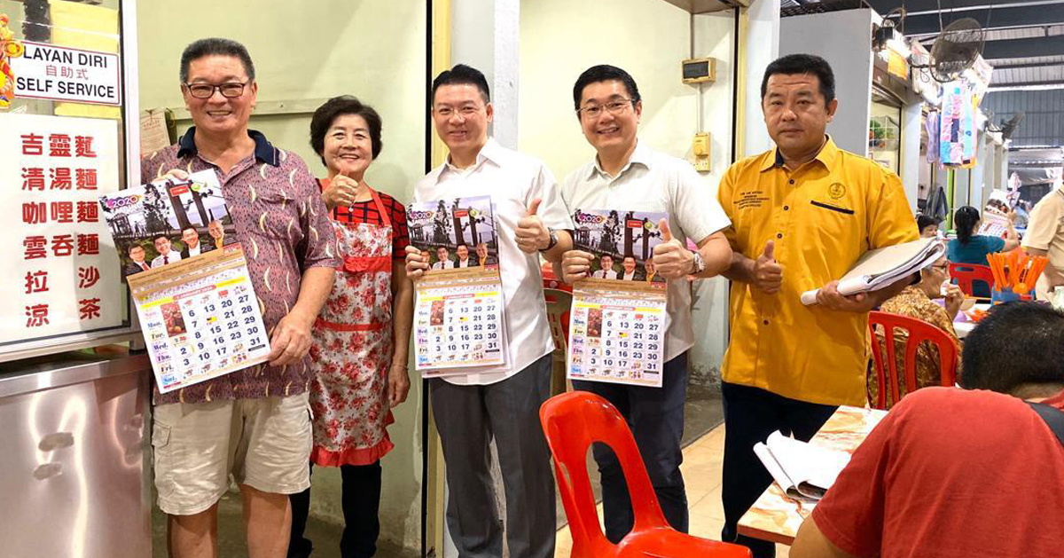倪可敏（左3起）与郑国霖拜访粉刷一新的后廊公市派送月历，小贩纷纷赞好。右为村长林致强。
