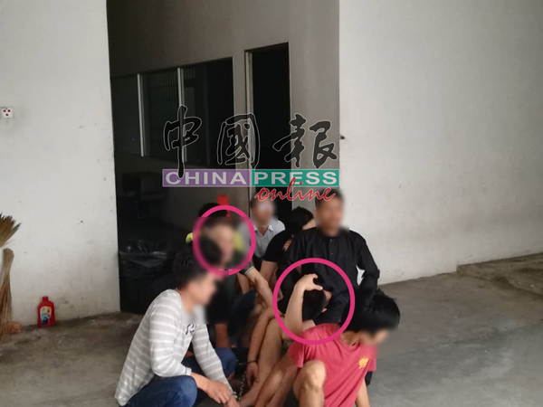 涉案的2名华裔嫌犯（红圈者）面对记者时，不断闪避和遮掩。