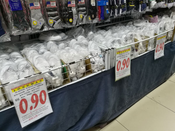 LONGWAN超市白色校鞋大抛售，每双价格低至90仙。