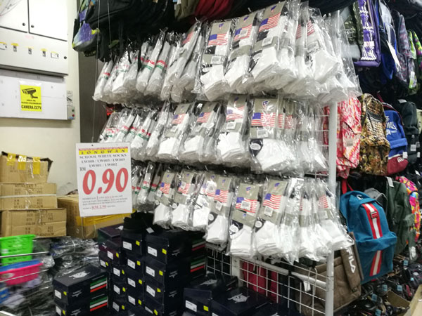 白色校袜也同样每双卖90仙。