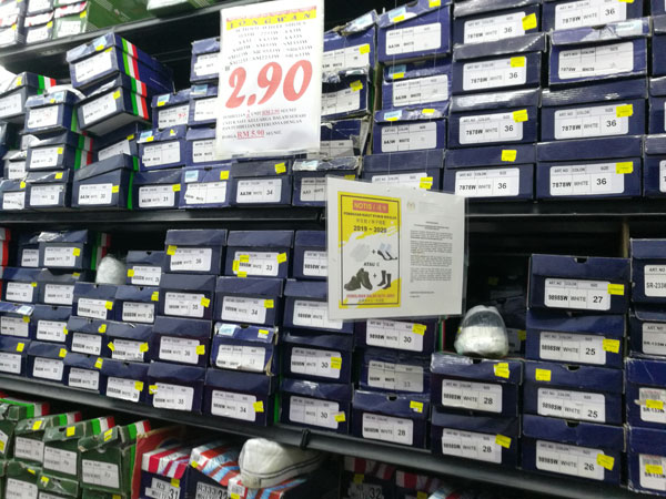 除了90仙白鞋，LONGWAN也促销2令吉90仙价格的白鞋。