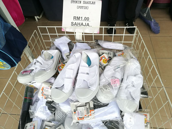 ZONRIA超市也售卖便宜白色校鞋，每双1令吉。