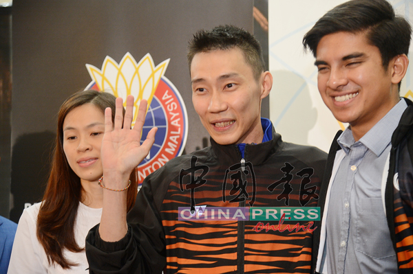 李宗伟（中）在6月的退役宣布及被委任为东京奥运代表团团长的记者会上，与妻子黄妙珠和青年及体育部长赛沙迪合照。