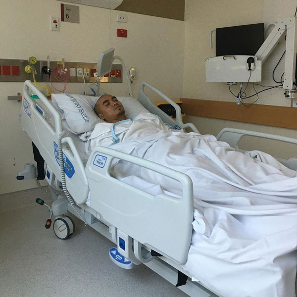 阿兹祖在医院病房休息。（阿兹祖面书图）