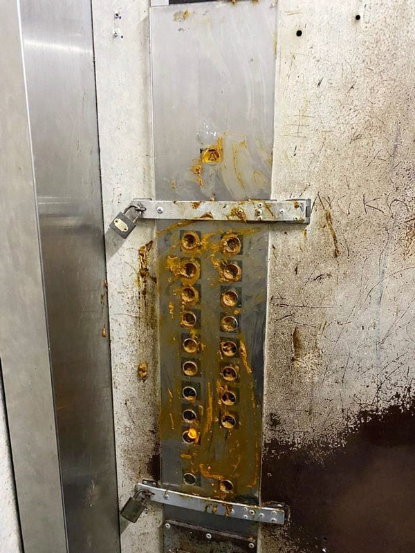不明人士利用粪便，涂抹公寓电梯楼层按钮。