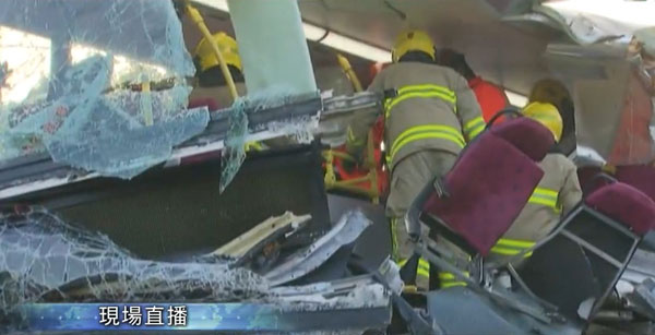 乘客抛车外 巴士撞大树，酿6死39伤