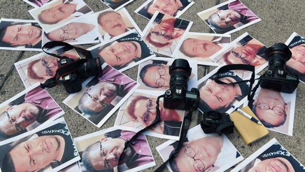 2017年5月15日，墨西哥全国新闻工作者举行示威活动时，示威者将罹难记者遗照放在地上，并摆着相机以示抗议。（法新社）