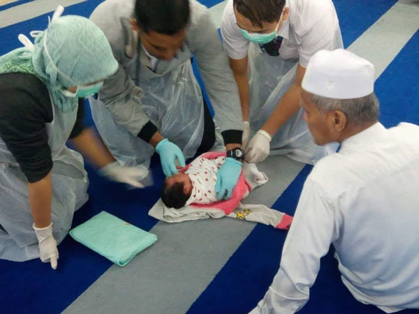 医务人员替女婴检查。（取自网络）