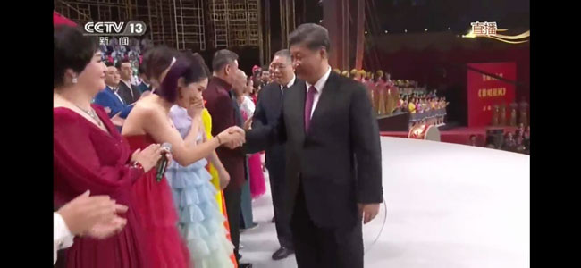 杨千嬅与中国国家主席习近平握手照疯传，引起网民热烈讨论。