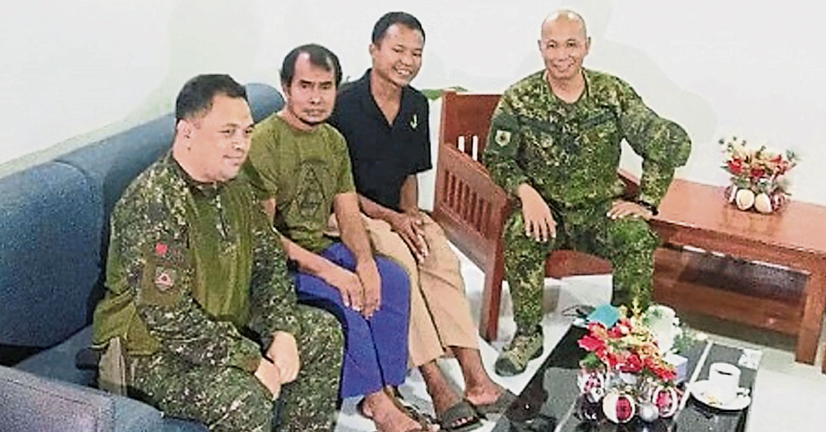菲律宾政府军救出2名印尼人质。（图取自www.westmincom.com）