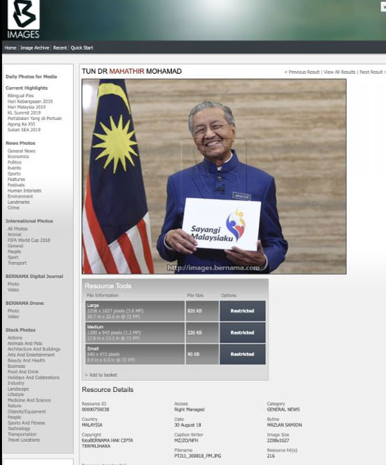 原照为马哈迪手持国庆日主题卡“爱我的马来西亚”。