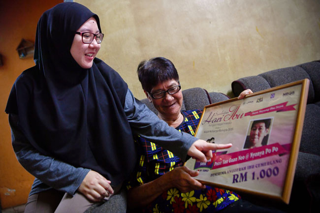 陈观娘（右）于2015年获颁马六甲州卓越母亲奖，与外孙法希拉分享喜悦。
