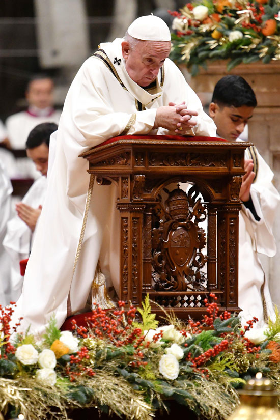 教宗方济各周二在梵蒂冈圣彼得大教堂举行平安夜弥撒。（法新社）