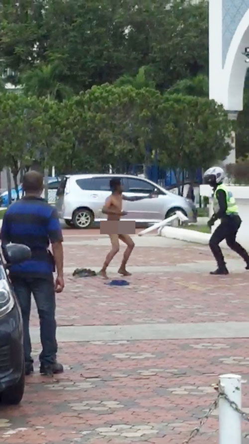 裸体疯汉在清真寺外，持巴冷刀不停攻击巡警。
