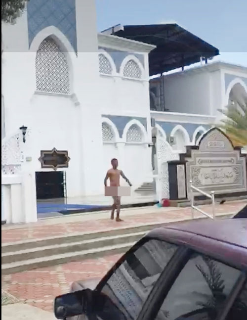 疯汉追砍巡警后，全身赤裸裸的站在清真寺门口。