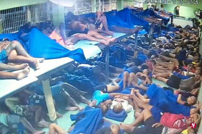 多名男囚犯挤睡在一个空间不大的囚室里，连双腿都无法伸直。