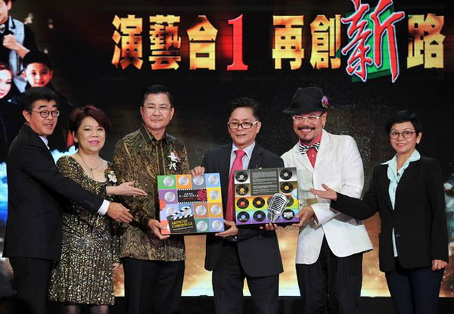 叶啸（左起）、南虹、丹斯里邝汉光、高山、谢木，颜秋霞共同启动《马来西亚华人演艺人纪录大全》推介仪式。