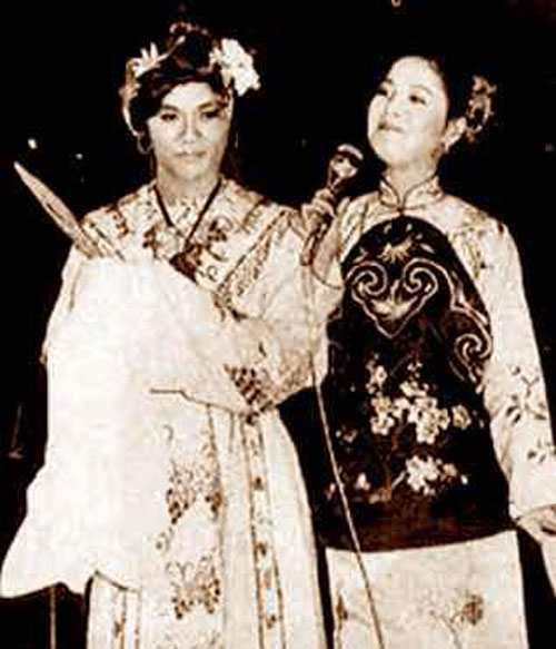 高山（左）曾与邓丽君合演《西厢记》，当时高山反串崔莺莺，而邓丽君饰演红娘。