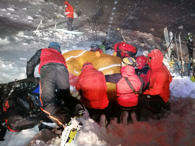 搜救人员周四将这名26岁滑雪客从雪堆里救出来。（欧新社）